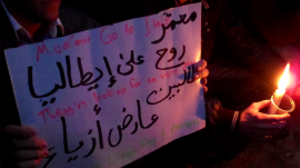 Foto dal blog mediaoriente di Donatella Ratta, dove si vede il cartello mostrato da un manifestante in un sit-in a Damasco. Il cartello dice: là stanno lavorando ad un progetto orribile ... li ti hanno prenotato una brutta modella